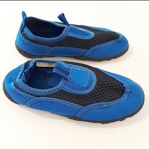 Kids water shoes size 9/10
